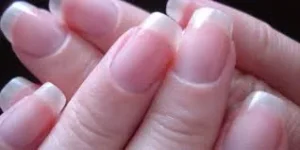 عادت‌های نامناسب و تأثیر آن‌ها بر سلامت ناخن‌ ها